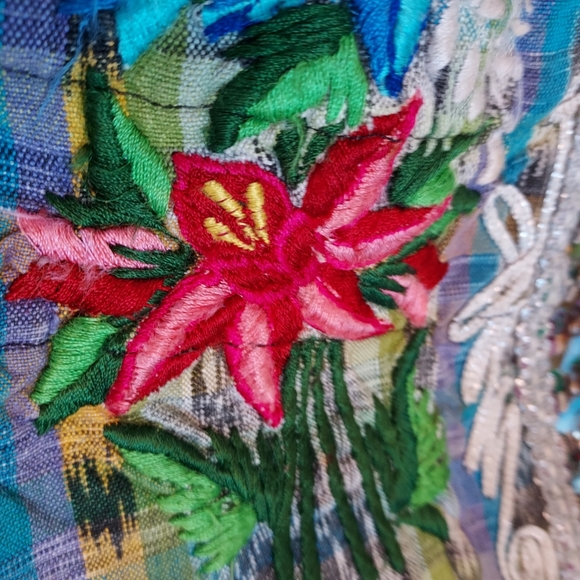 Ladies Designer Apron with Embroidered Detail: Scallop Edging: Zip Pockets. - Picture 6 of 16